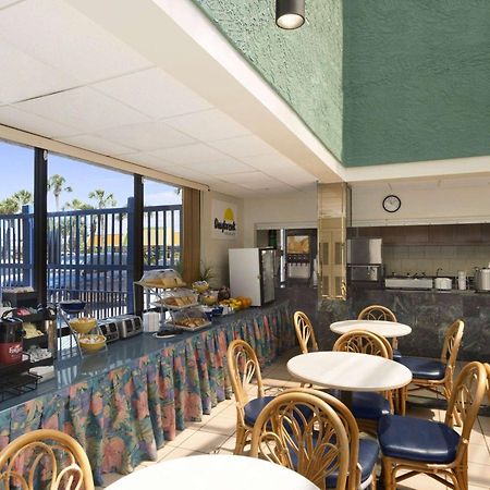 Days Inn By Wyndham Panama City Beach/Ocean Front Exterior foto