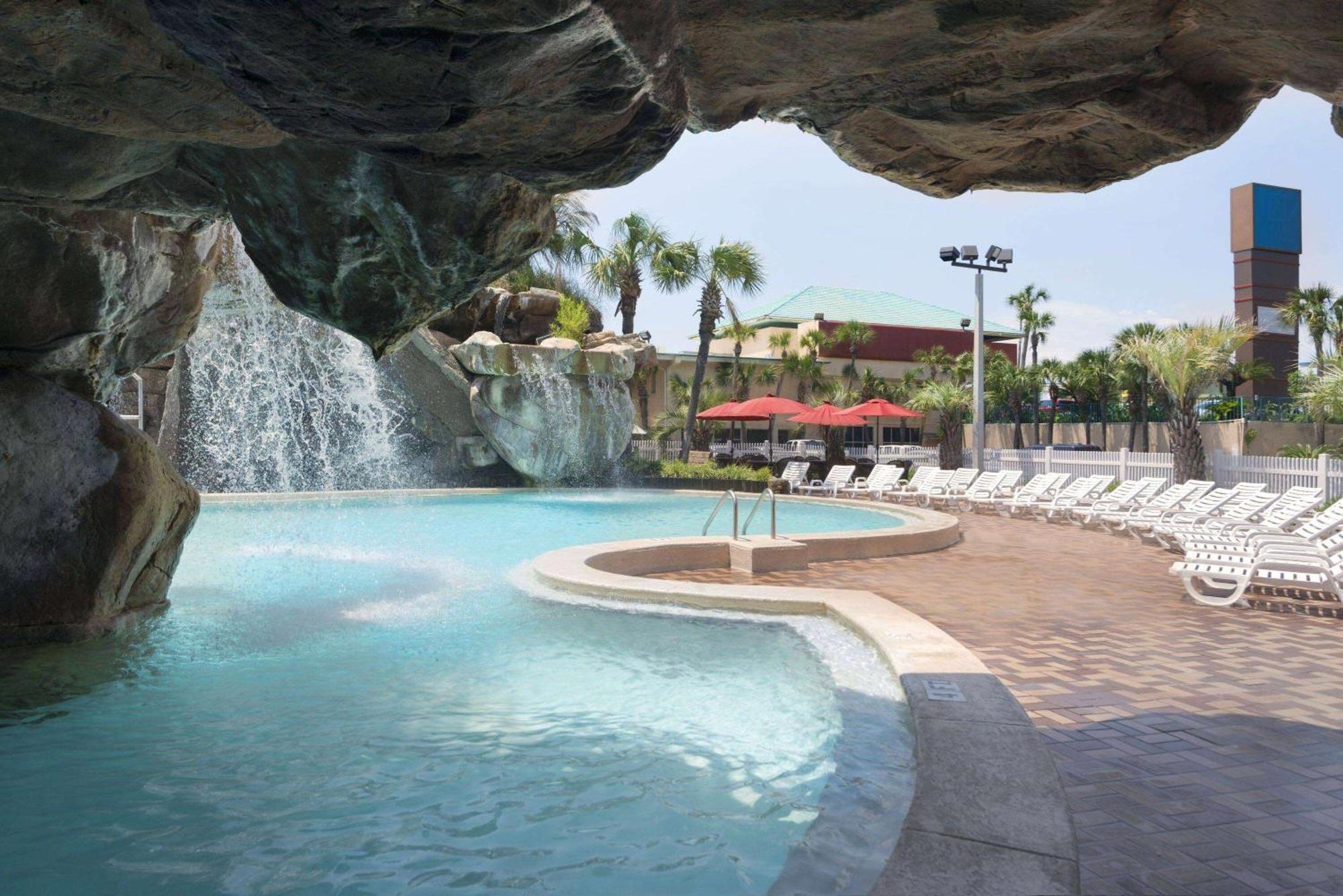 Days Inn By Wyndham Panama City Beach/Ocean Front Exterior foto