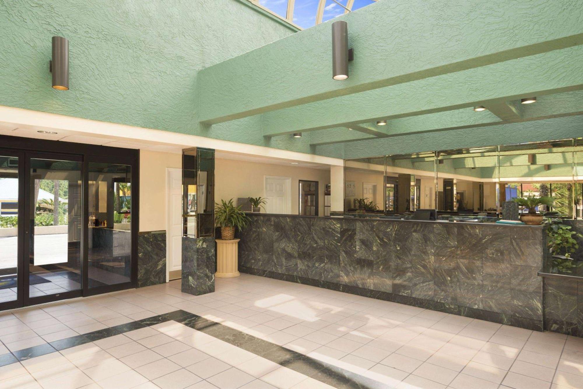 Days Inn By Wyndham Panama City Beach/Ocean Front Exterior foto
